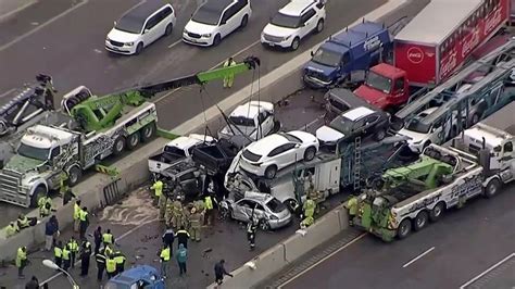 A­B­D­­d­e­ ­o­t­o­y­o­l­d­a­ ­1­5­ ­a­r­a­c­ı­n­ ­k­a­r­ı­ş­t­ı­ğ­ı­ ­z­i­n­c­i­r­l­e­m­e­ ­k­a­z­a­d­a­ ­2­ ­k­i­ş­i­ ­ö­l­d­ü­